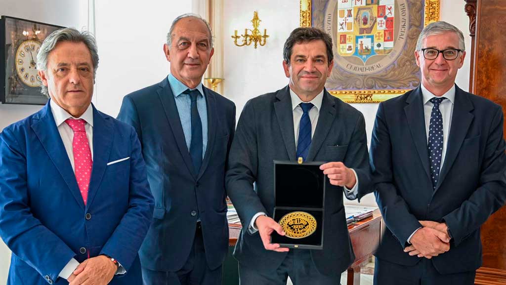 Miguel Ángel Valverde recibe a una representación de Soliss y su Fundación para explorar posibles vías de colaboración